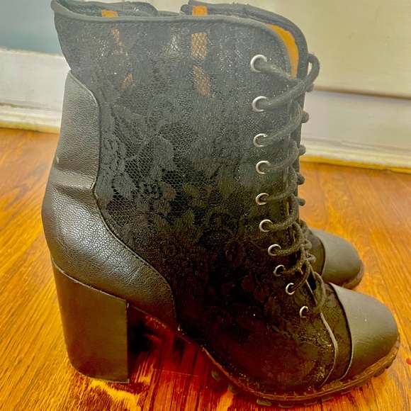 Chunky report signature heels. Good condition - Picture 2 of 3